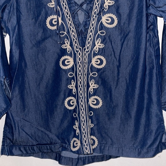 🌹SHYANNE DENIM EMBROIDERED TOP - Picture 2 of 6